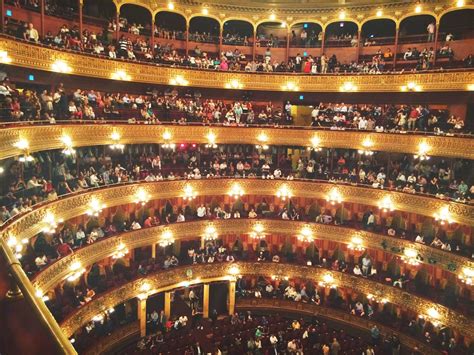 ¡El Gigante Musical de Monsieur Moustache: Una Noche Inolvidable en el Teatro Colón!